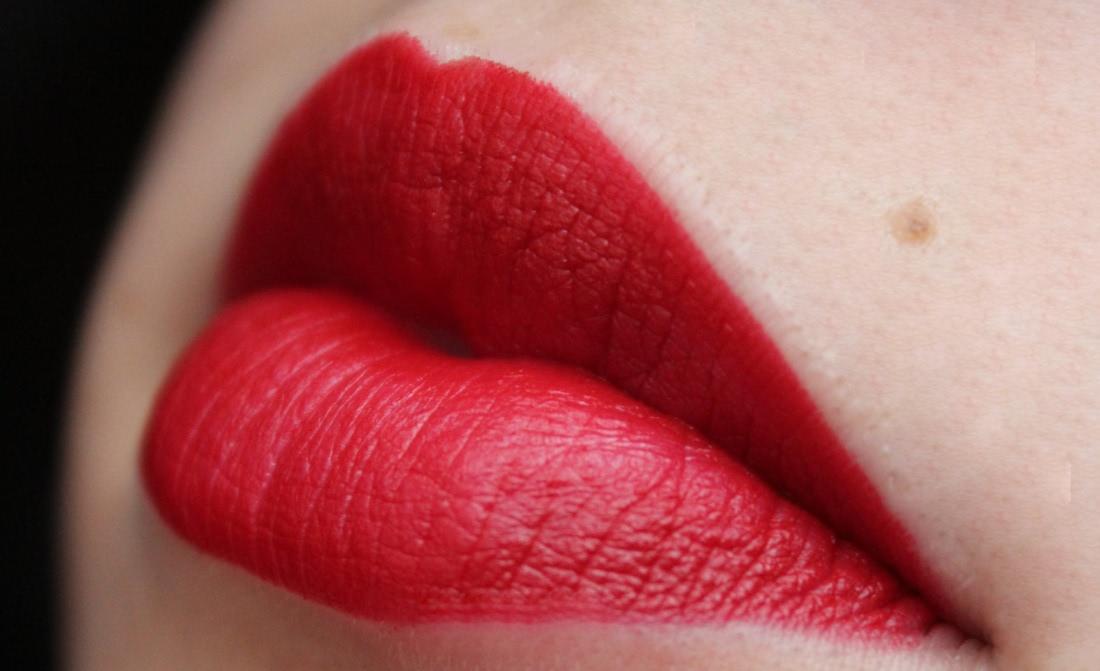 Красная матовая помада свотчи. Тушь ред квин белита. Shu vivid accent. Отзывы красное. Отзывы красное.