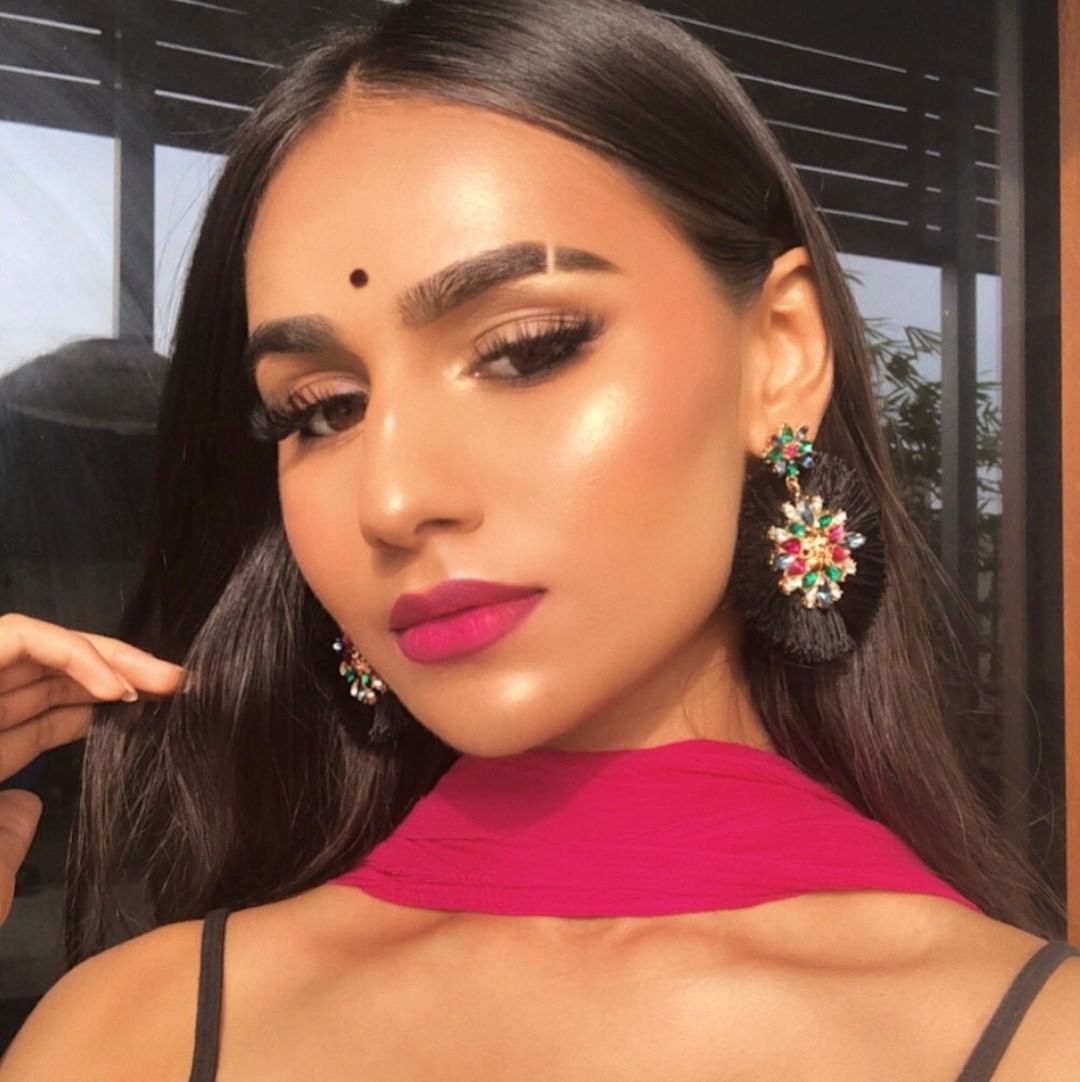 SUGAR Cosmetics - Don’t we all love a good Indian makeup look? 😍⁠
In frame: @malaika_lunkad⁠
⁠
Products used: ⁠
🌸 Aquaholic Priming Moisturizer⁠
🌸 Ace Of Face Foundation Stick 42 Glace⁠
🌸 Magic Wand W...