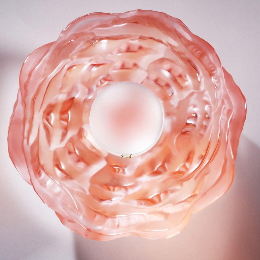 LALIQUE - A truly impressive piece of crystal-making, “Pivoine” magnifies both the strength and grace of the flower. The peony’s blooming corolla forms the rounded body of the flacon. Its gently curve...