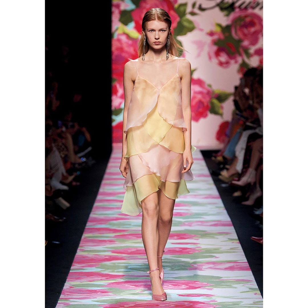Blumarine - Etherealness is taken to the next level with layers of delicate petals in sunrise shades. Soft elegance.
#BlumarineSS20 #Blumarine #SS20