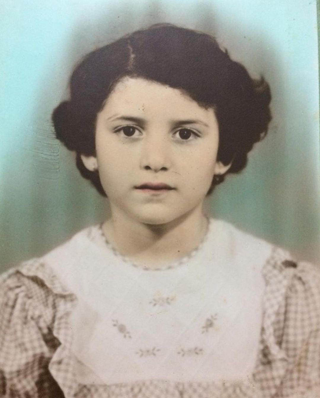 Певица Жасмин - Вот такая серьезная мася в этот день 35 лет назад попрощалась с любимым детским садом номер 5 города Дербента 🤗 Завтра будет первый раз в первый класс 🙃☀️ #Жасмин #Садик #31августа #По...