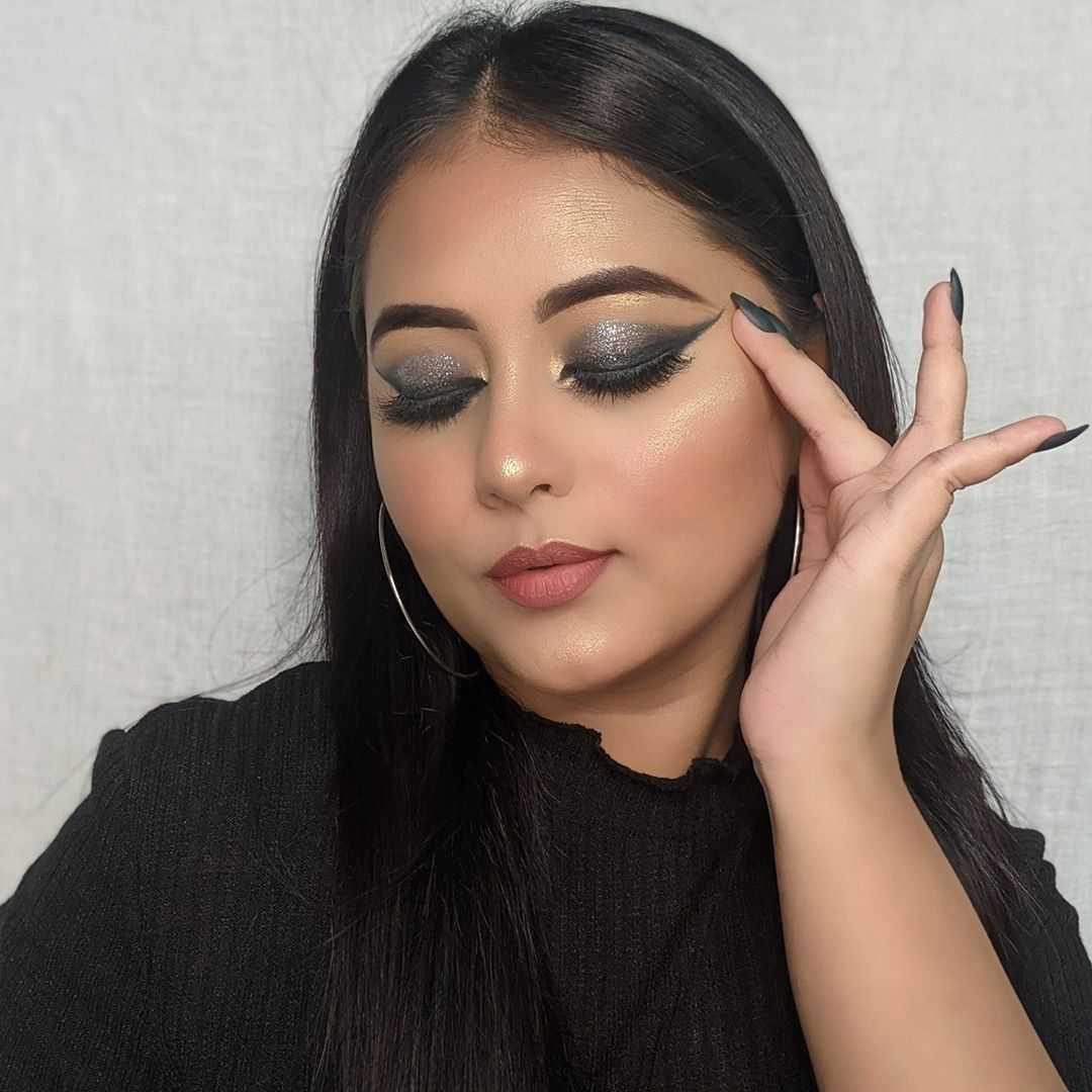 SUGAR Cosmetics - There’s no such thing as too much black. 🖤⁠
In frame: @facegamesbydamini⁠
⁠
Products used:⁠
🖤Kohl Of Honour Intense Kajal 01 Black Out⁠
🖤Drop The Base Serum Foundation 32 Cortado⁠
🖤D...