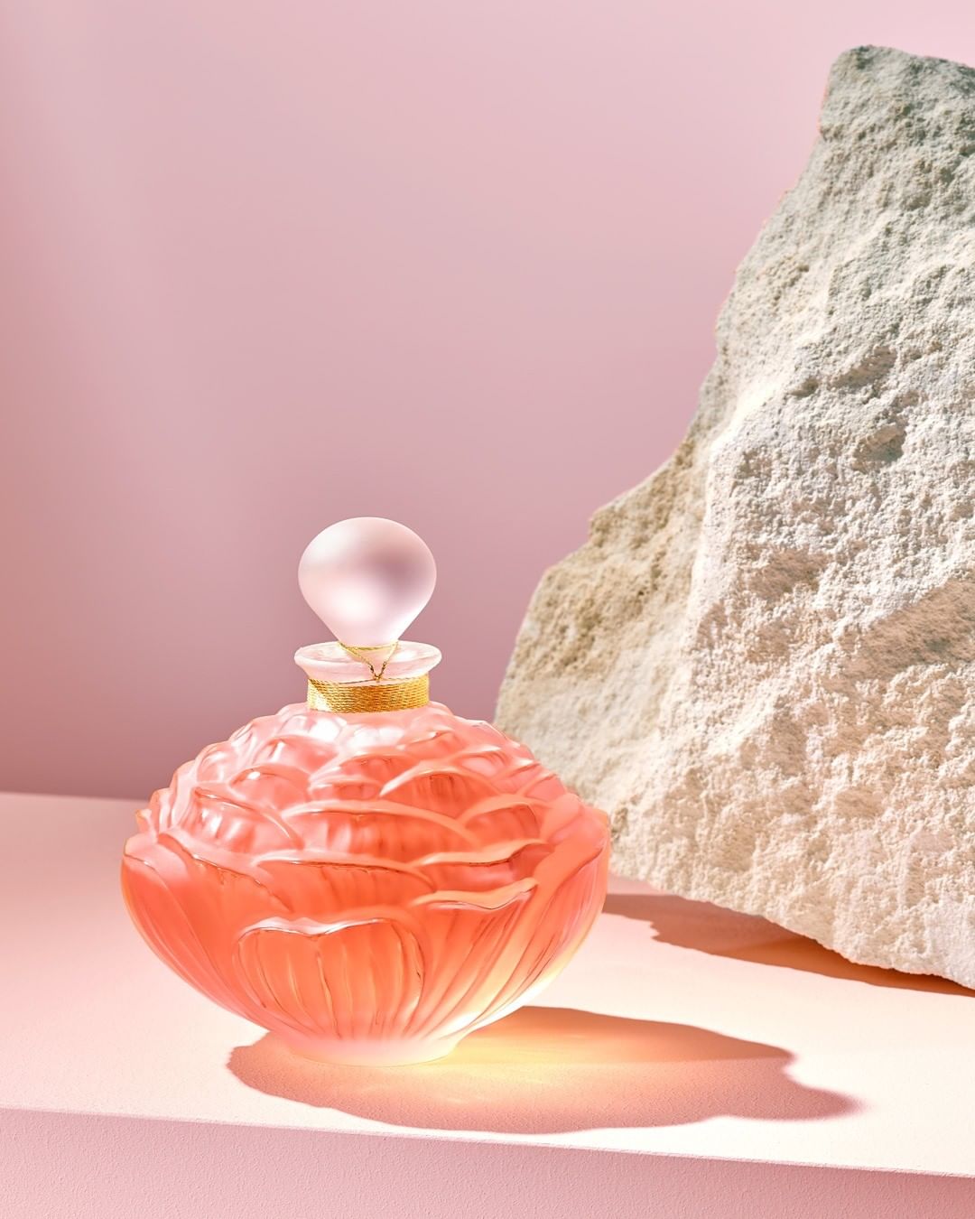 LALIQUE - A truly impressive piece of crystal-making, “Pivoine” magnifies both the strength and grace of the flower. The edges and fine veins of each petal, in transparent crystal, enhance the refined...