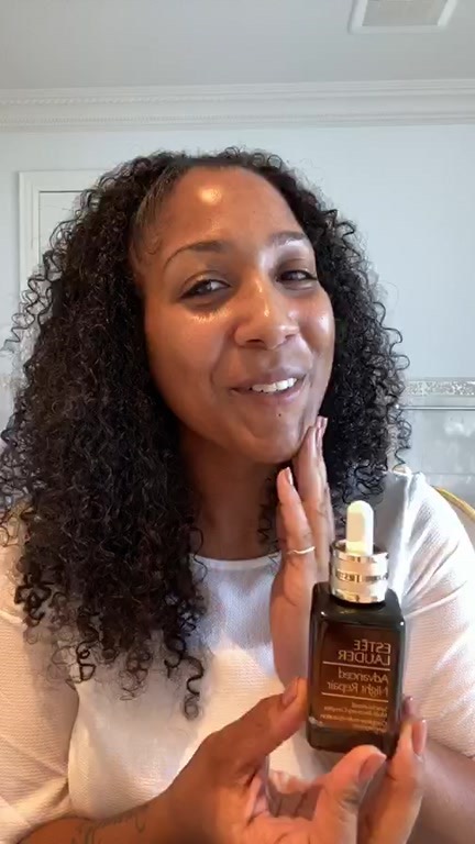 Estée Lauder - Show your skin some extra love while you do your makeup.💕 #EsteeTeam @Icyycurls shows you how to incorporate NEW #AdvancedNightRepair face serum into (almost) every step of the way for...