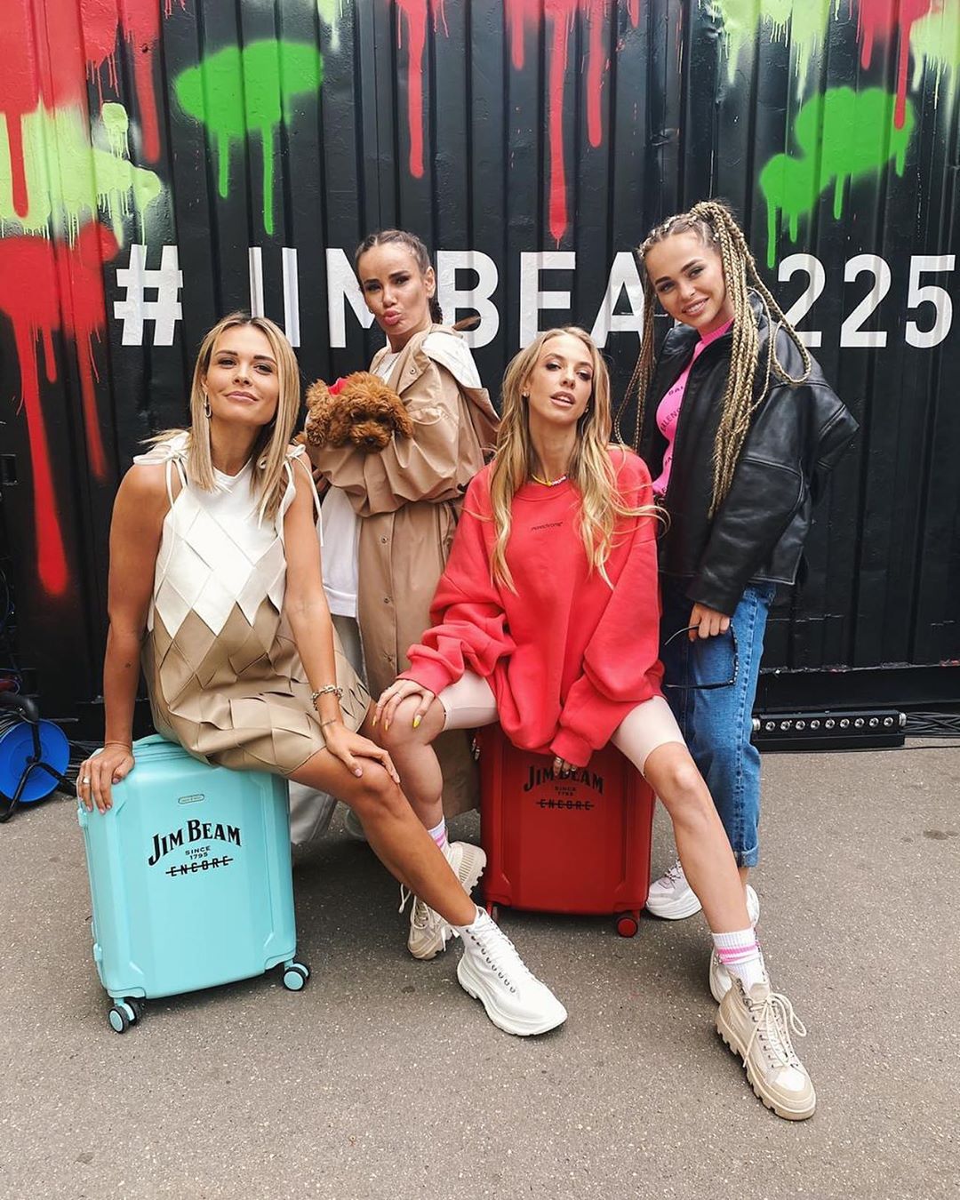 Надя Сысоева - Самые крутые девочки сегодня на фестивале @encore.squad 👌🏻🖤
@gorban_masha @aizalovesam @annakhilkevich 🐾⭐️обожаю вас мои рэперши ♥️♥️♥️ #jimbeam225 #когдаоткрыткаждому