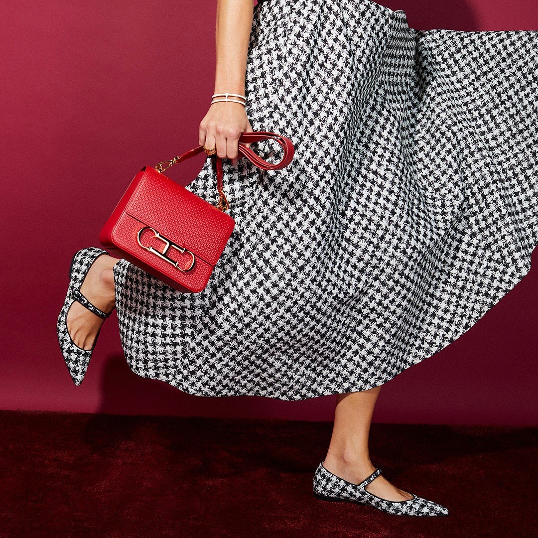 CAROLINA HERRERA - Stepping forward with #CHInitialsInsignia and #CHShoeLove. Join our cause and #CHooseHope. #CHInsignia

For each accessory you acquire, you will donate 10% and, in an unique manner,...