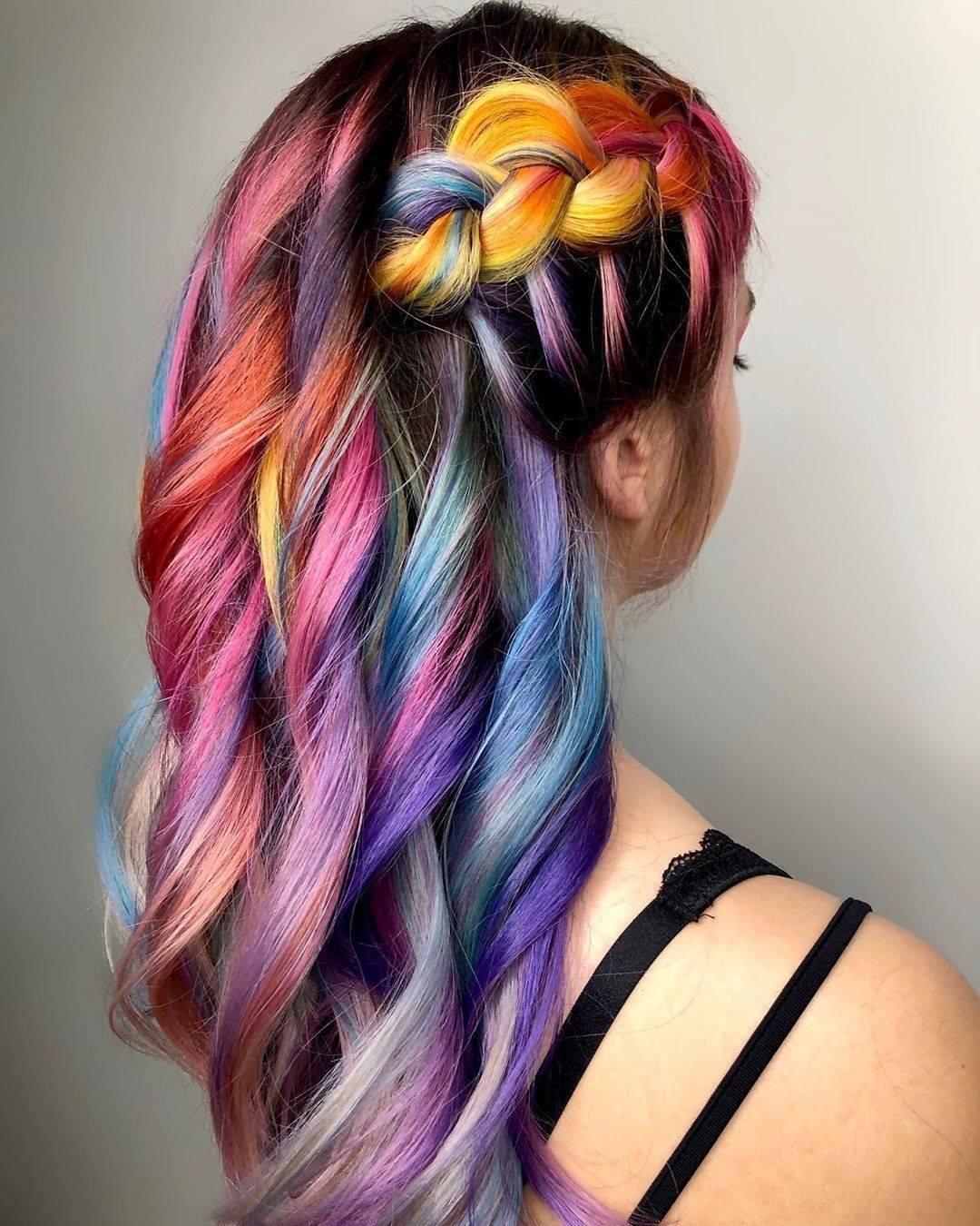 Schwarzkopf Professional - Candy canes or rainbows? You decide! 🎨

*Formula* 👉  @ricky_and_robbie coloured with #ChromaID on a pre-lightened base (6% –natural base 5):
•
Pink –Pink + White (1:2), and...