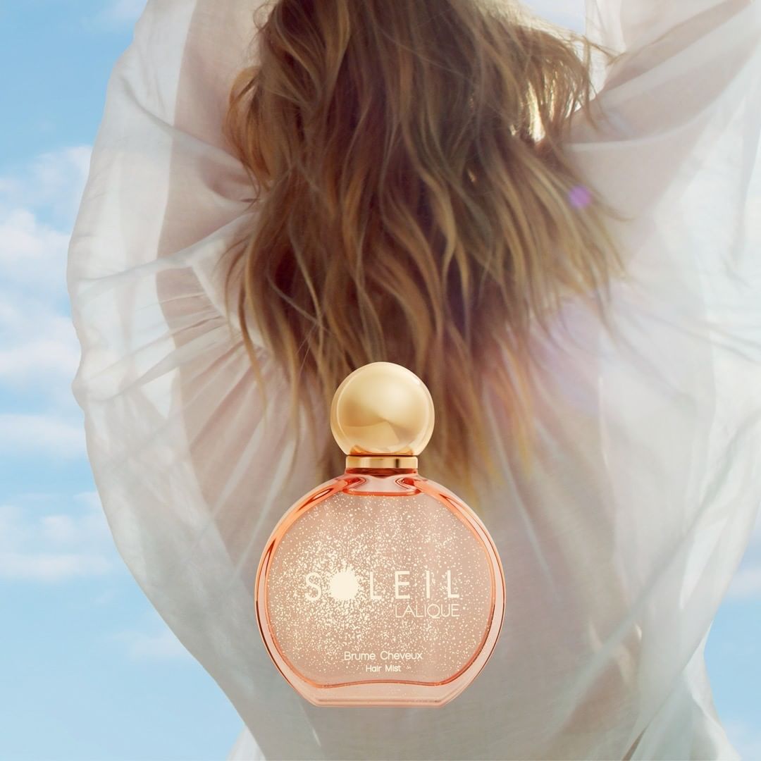 LALIQUE - Shine like the sun! More lightly scented that Soleil Lalique Eau de Parfum, Soleil Lalique Hair Mist combines fragrance and hair care, for added shine.
.
.
Discover Soleil Lalique Hair Mist...