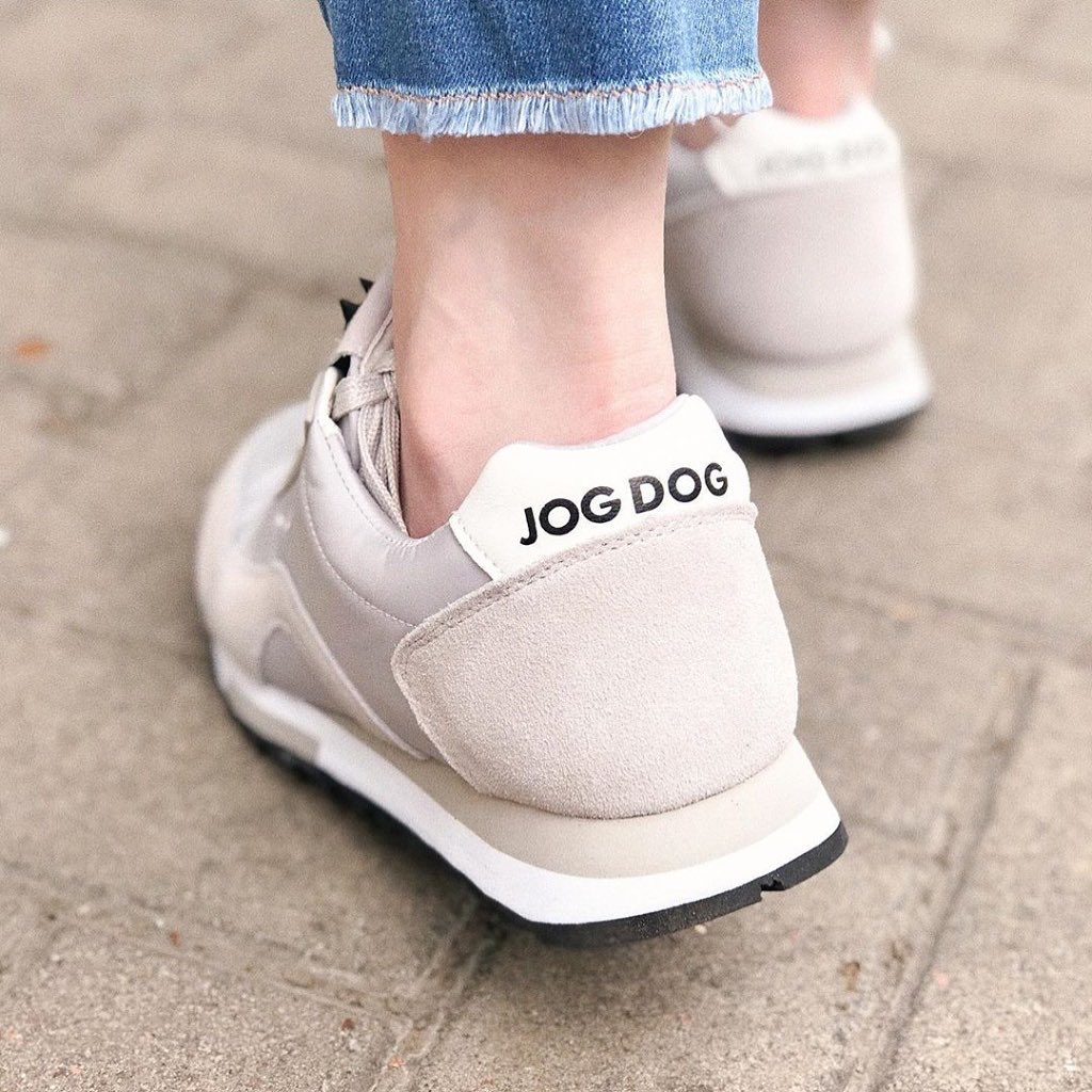 Jog Dog - Шагайте уверенно в Jog Dog! 

Эту модель сникеров мы создали для тех, кто на первое место ставит комфорт. Выполненные из мягкой замши серого цвета, они станут отличным решением при выборе ба...