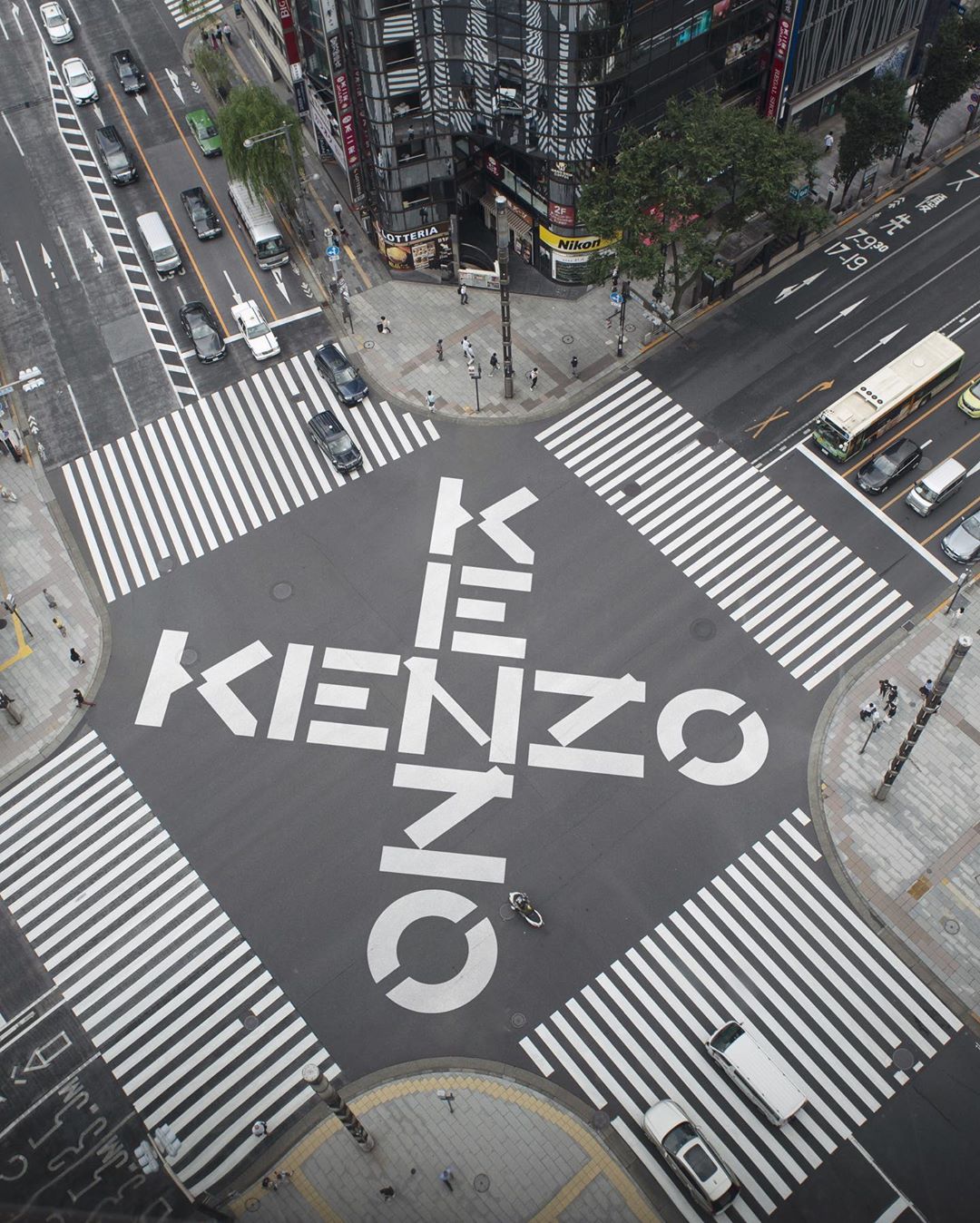 KENZO - GOING PLACES
The KENZO logo, transformed into an X for the new #KENZOsport line, takes over cities around the world.
#KENZOFOB