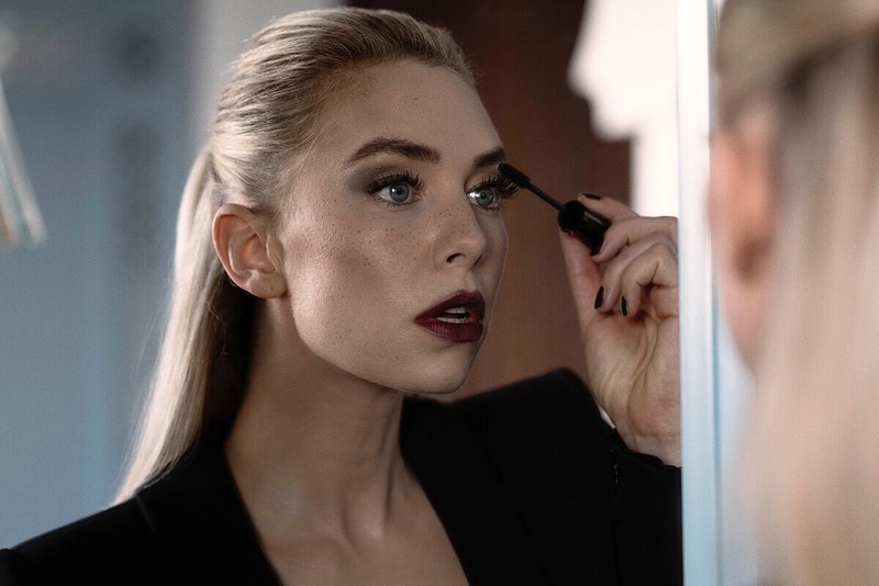 Armani beauty - Behind the scenes at the Venice Film Festival with @gregwilliamsphotography

Magnetic eyes. English actress, @vanessa__kirby, adding the finishing touches to her beauty look at the 77t...