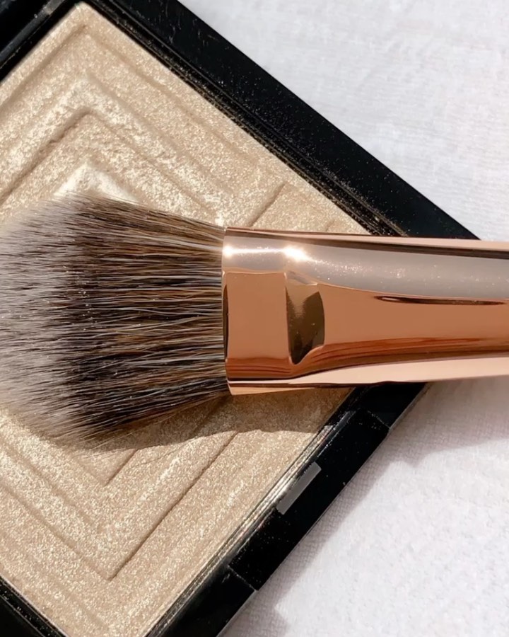 DOSE of COLORS - DON’T BRUSH THIS SALE ASIDE! 😏 40% OFF HIGHLIGHTERS, BRUSHES, LIP GLOSSES AND LIP LINERS*
@annapetrosian_ APPLIES MILK N' HONEY HIGHLIGHTER WITH OUR SETTING POWDER BRUSH
.
.
.
*Exclus...