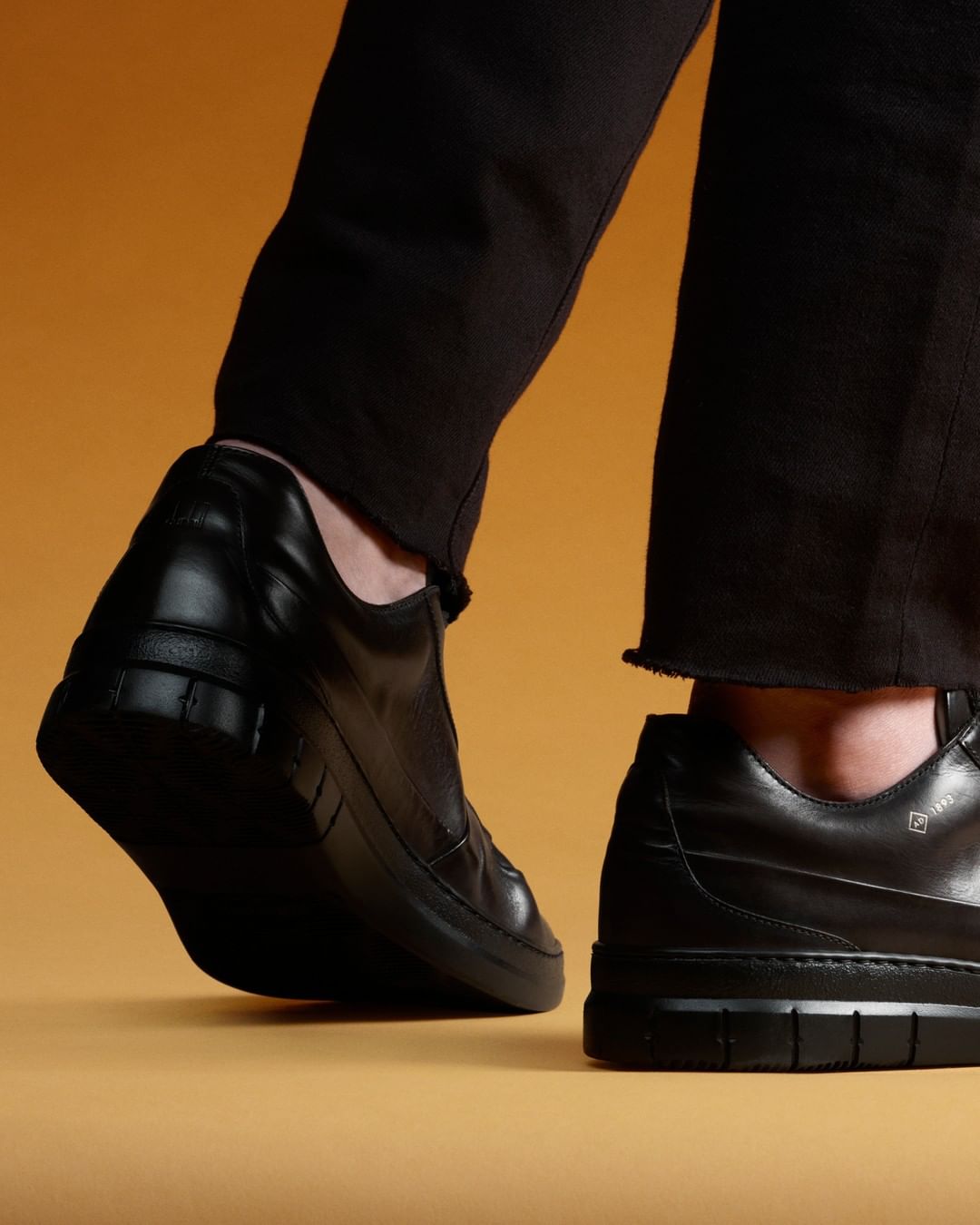 dunhill - SPRING SUMMER COLLECTION⁠
The city sneaker has a minimal profile and high-shine leather finish. Features a lightweight Vi-Lite sole made exclusively by Vibram for dunhill. Follow the link in...