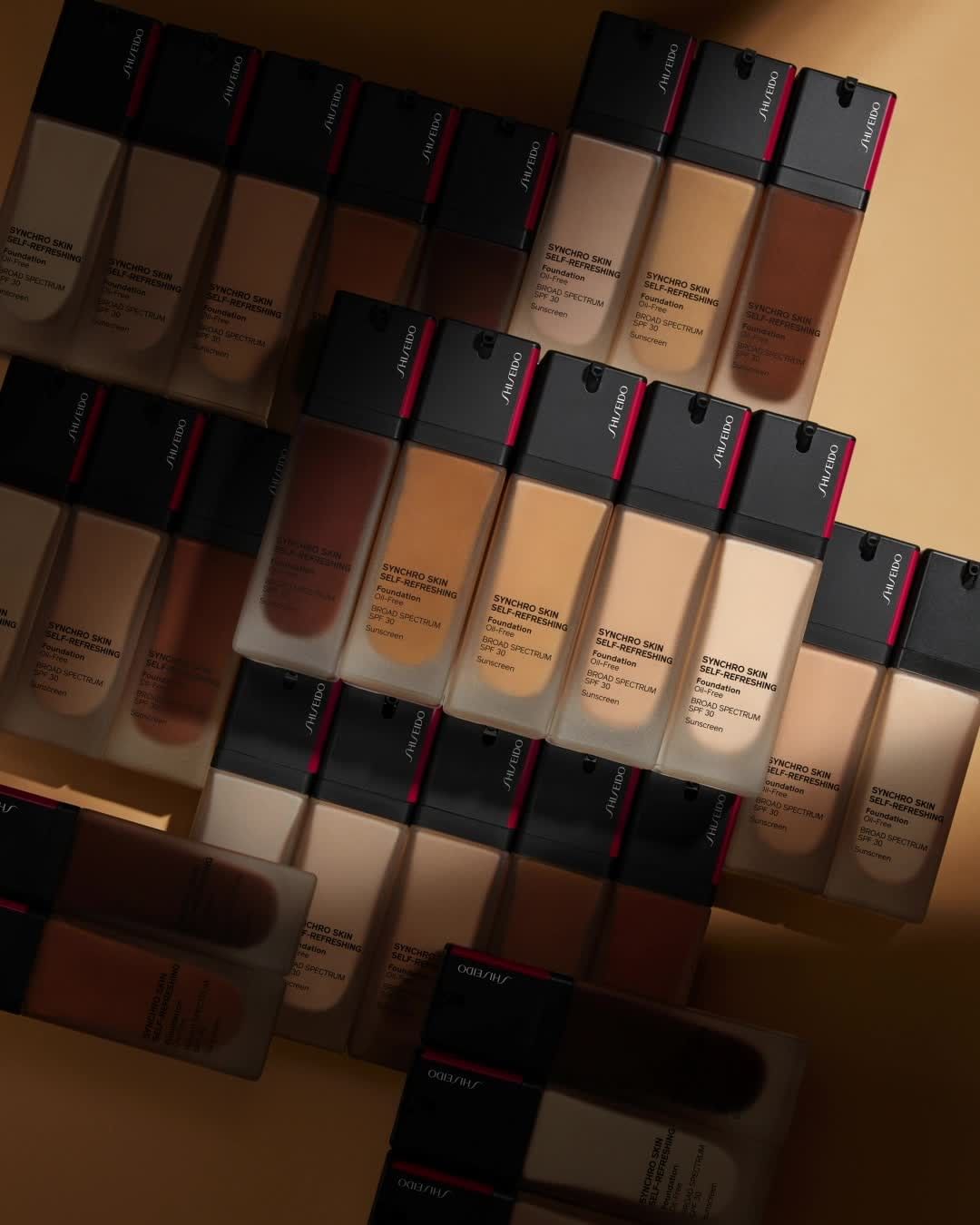 SHISEIDO - Experience round-the-clock coverage with Synchro Skin Self-Refreshing Foundation. This weightless formula uses revolutionary ActiveForce Technology to resist humidity, respond to heat, rebo...