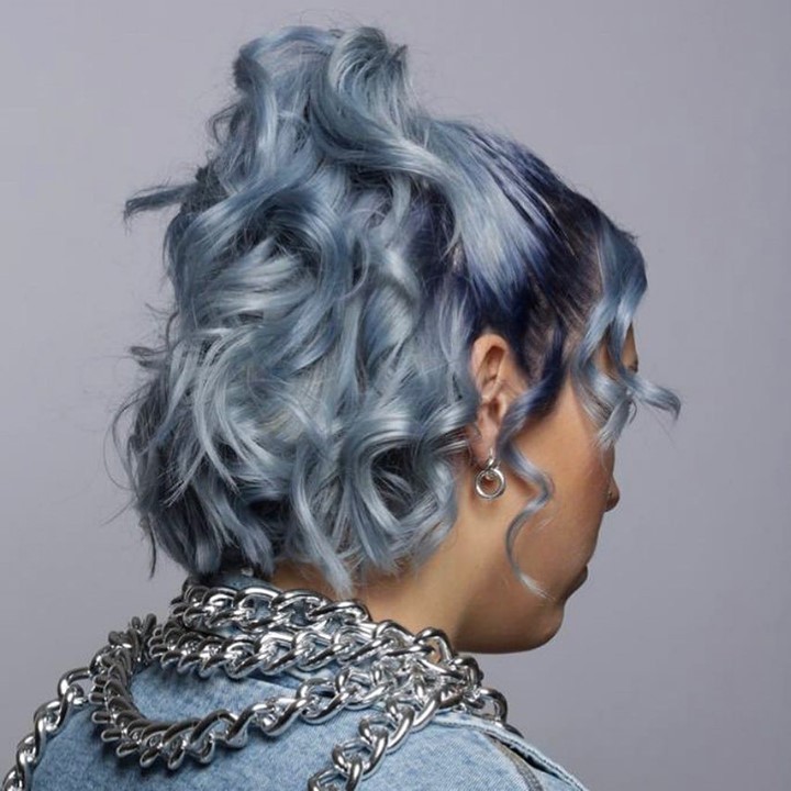 Schwarzkopf Professional - What Sunday Blues?! 💙

*Formula* 👉 @cre8tivhead used #IGORAVIBRANCE for everything! 
Roots: 0-22 + 8-11 + 8-19.
Lengths: 9.5-21 + 0-22 + 0-11.

#MOREVIBRANCE #bluehair #hair...