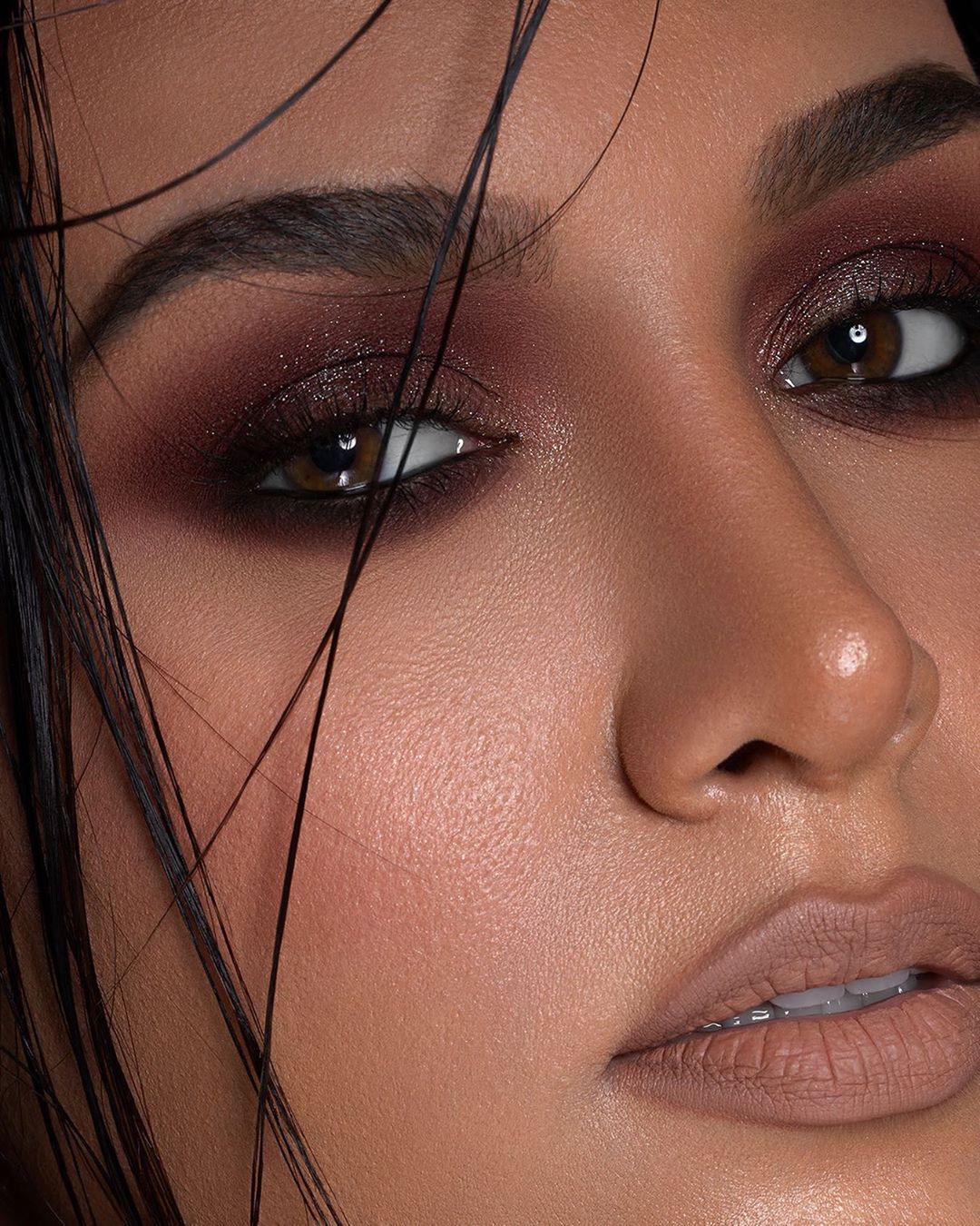 DOSE of COLORS - THE WEEKEND IS HERE, TIME TO DRESS UP YOUR EYES!

GET THE LOOK:
EYES: NEW* SMOKEY SOIRÉE PALETTE
BLUSH: AMAZEMINT
LIPS: DIME LIP LINER + SAND LIQUID MATTE LIPSTICK

#DoseOfColors #Smo...