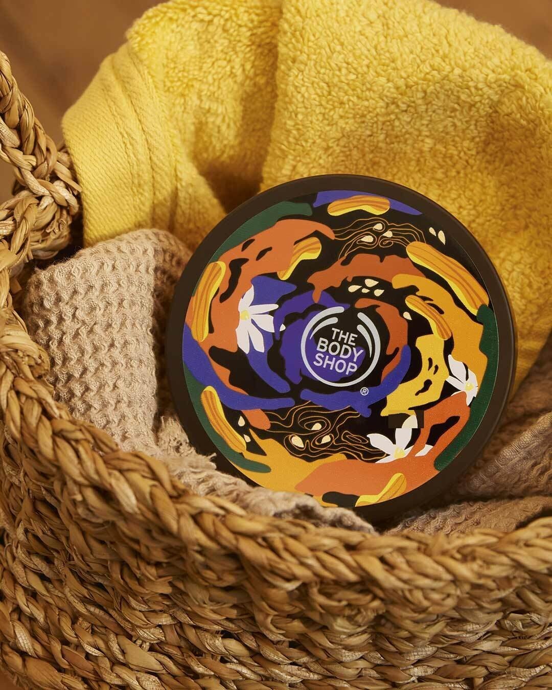 The Body Shop - Подобно сахару, специям и самым вкусным десертам😋, лакомства из серии «Тыква и ваниль» по уходу за телом с нотками тыквы, карамели из лесного ореха, кленового сиропа и миндального моло...