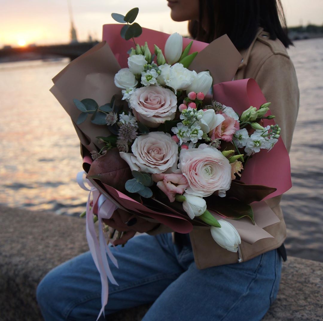 Цветы | Доставка | Букеты СПб - #ПятничныйсейлRoseMarkt в этот раз побывал в сказочном Летнем саду. 🌿
⠀
Листай карусель и выбирай любой из магических букетов, составленных цветочными феями Таней...