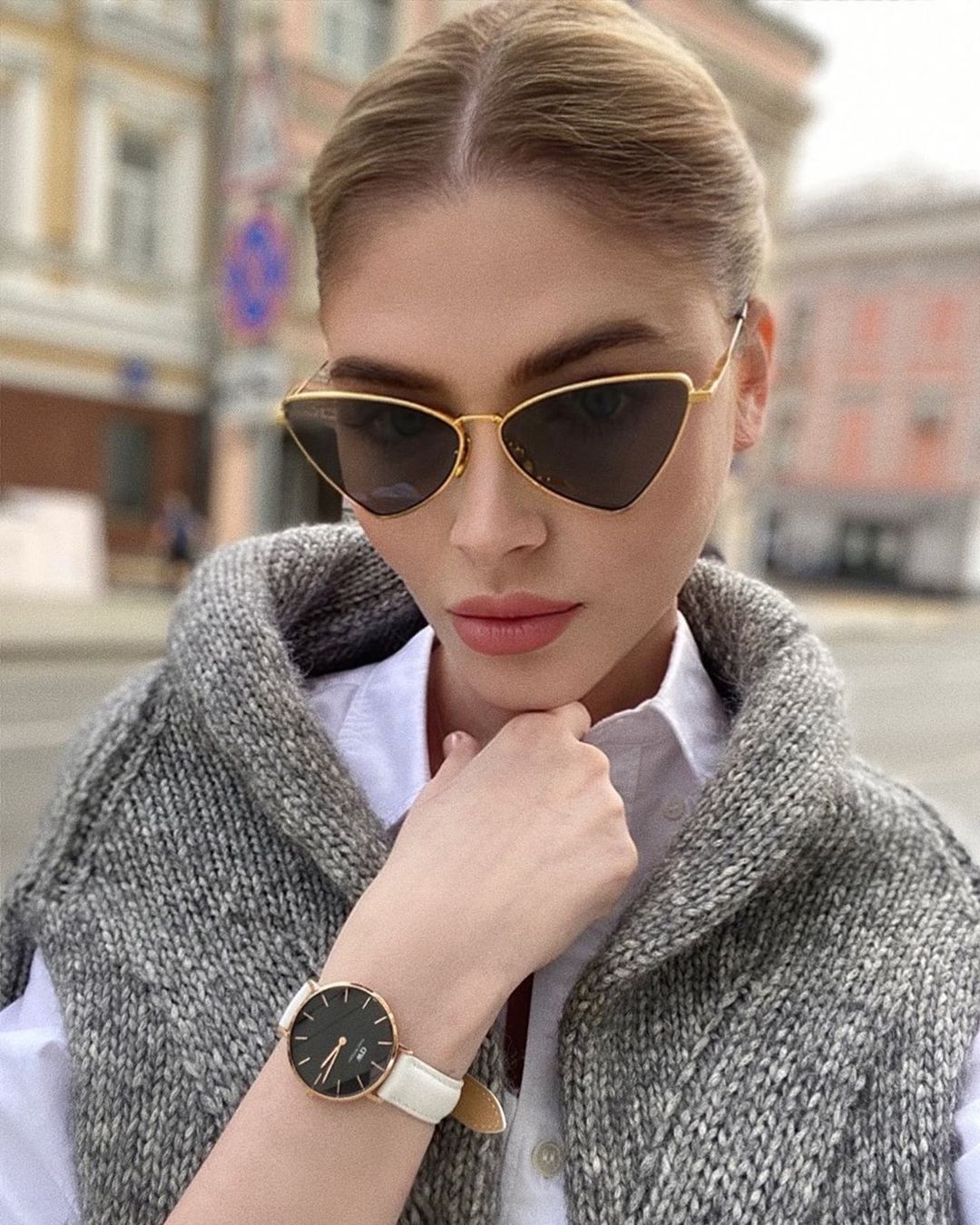 Alena Shishkova - Когда любишь свои часы, но хочешь какие-нибудь ещё... 😉
@danielwellington дарит нам сменный ремешок при покупке часиков. Одни часы - два образа! 

Акция действует при покупке часов с...