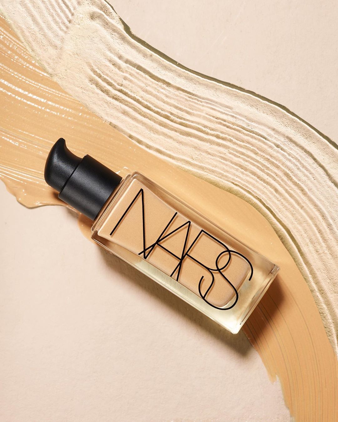 NARS Cosmetics - The secret to skin that looks lit-from-within: Tinted Glow Booster - Simos. Brought to life by Jojoba Hydraglow Complex, a dynamic combination of Jojoba Elixir for deep nourishment, a...
