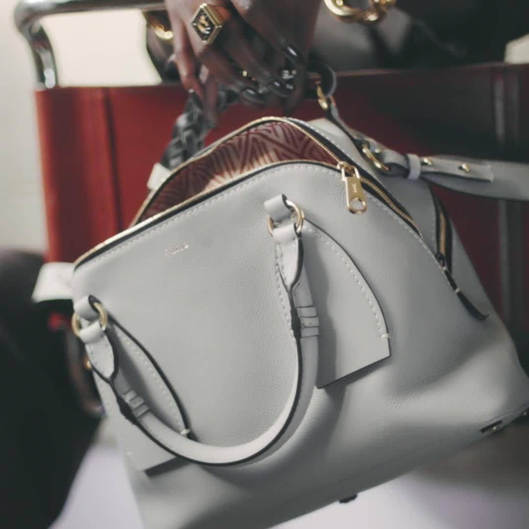 Chloé - David Sims (@DavidSimsOfficial) conjures the modernity and grace of the #CHLOEfw20 collection

Shop the Daria bag in boutiques and on chloe.com

#CHLOE
