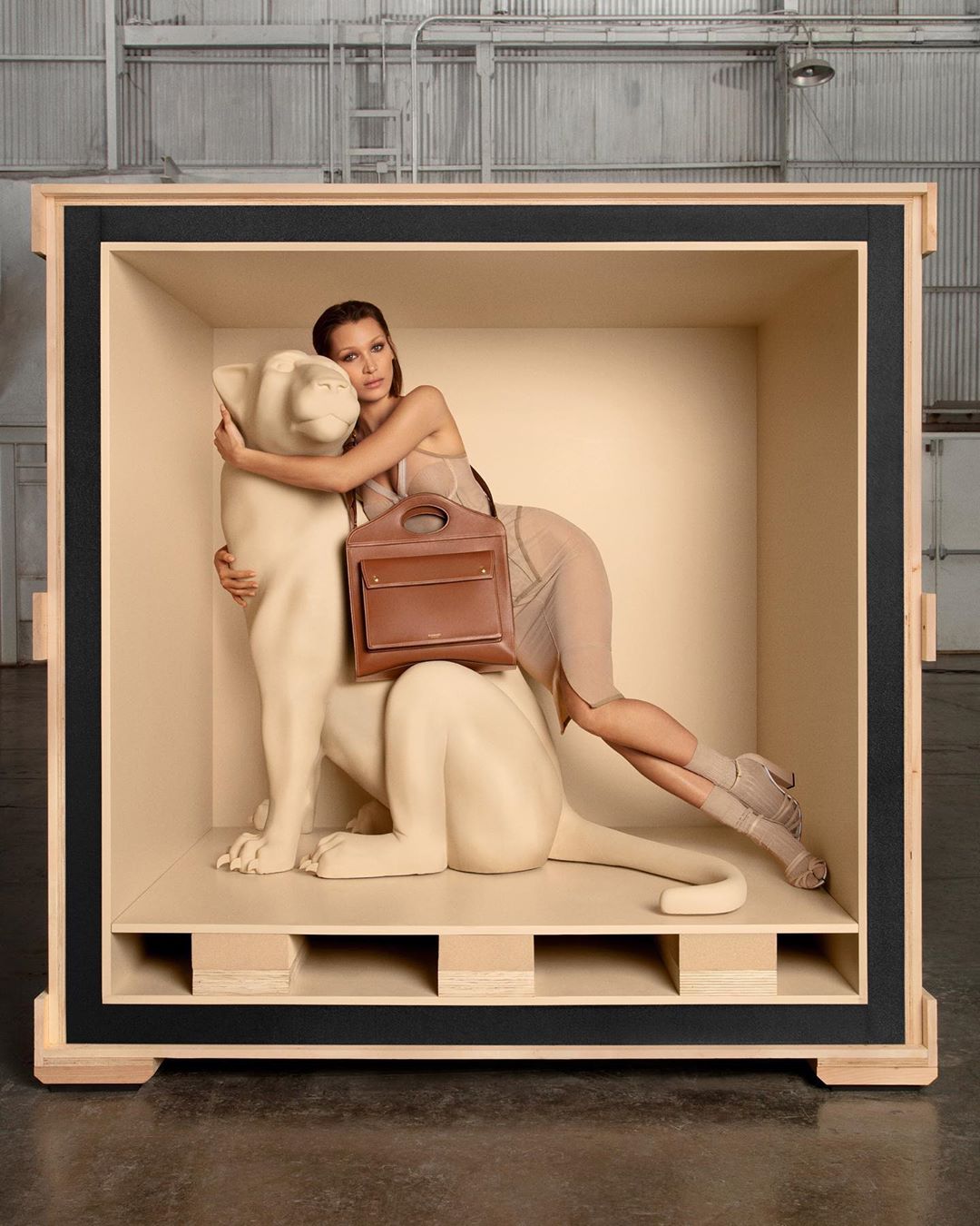 Burberry - A vision of beauty and feminine power, inspired by the Burberry animal kingdom 
.
#BellaHadid carries our archive-inspired tote in topstitched leather, decorated with our embossed logo
.
#B...