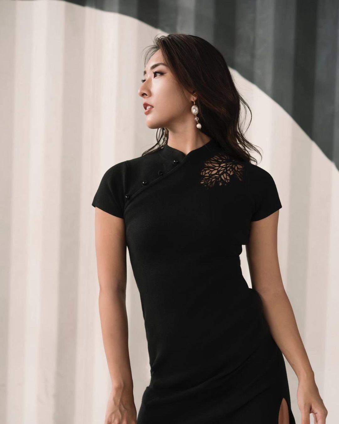 Shanghai Tang - #SHTQipao⁠⠀
⁠⠀
Little black dress reinvented 🖤⁠⠀
⁠⠀
重塑小黑裙⁠⠀
⁠⠀
Jewel button knit long qipao with macramé detail on @yeuklam⁠⠀
Jewel button knit qipao with macramé detail on @irisashann...