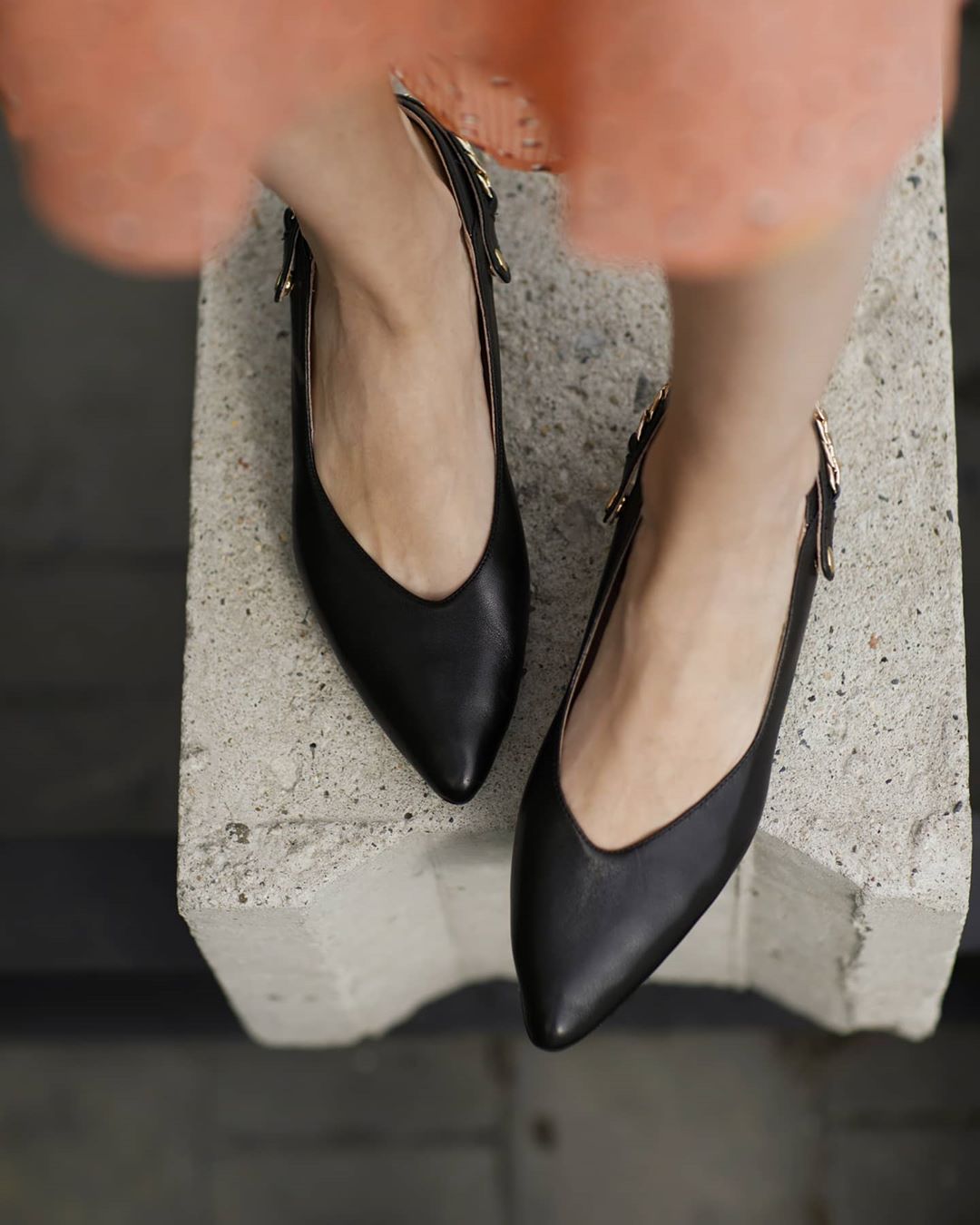 TERVOLINA - Эти туфли кажутся простыми и понятными только на первый взгляд. 
Но металлические детали на пятке и каблуке выдают их харизматичность.
 
В компании таких туфель романтические образы многок...