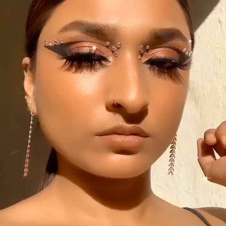 SUGAR Cosmetics - Shine bright like a diamond. 
In frame: @makeupbysambam

Products used: 
💖 Blend The Rules Eyeshadow Palette 01 Flawless
💖 Kohl Of Honour Intense Kajal 01 Black Out
💖 Uptown Curl Len...