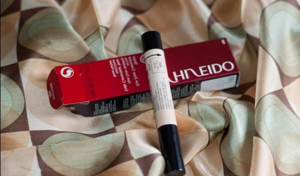 Shiseido – Sheer Eye Zone Corrector – 101 (Muito leve) (Corretor para a área dos olhos–, mas, sim, хайлайтер) - resenha