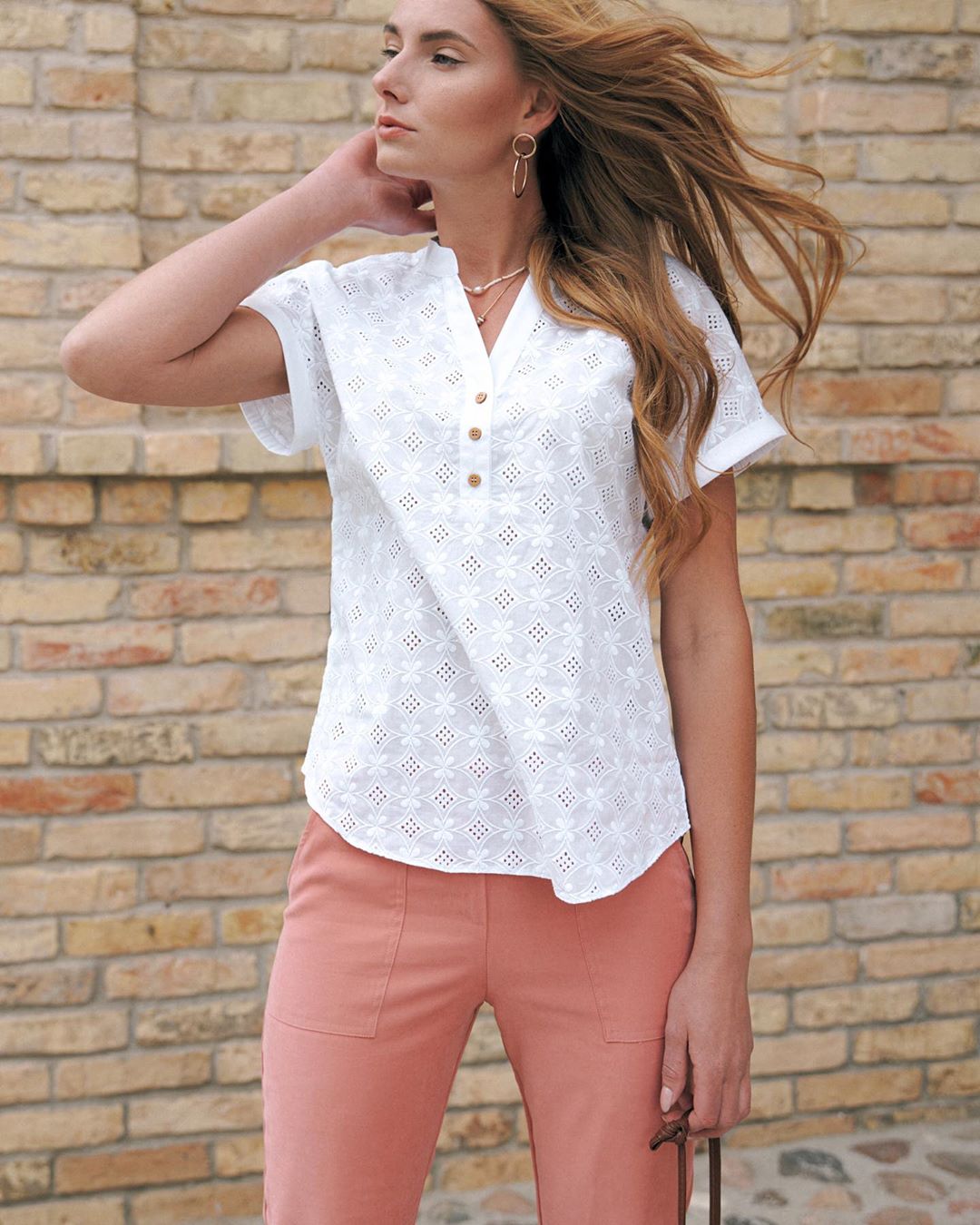 CONTE Official - Этот безупречный летний total look прямо сейчас можно купить с хорошей скидкой.
Загляни в сториз, чтобы рассмотреть детали образа:
• блузу с вышивкой ришелье из хлопка премиаль... CONTE Official - Этот безупречный летний total look прямо сейчас можно купить с хорошей скидкой.
Загляни в сториз, чтобы рассмотреть детали образа:
• блузу с вышивкой ришелье из хлопка премиаль...