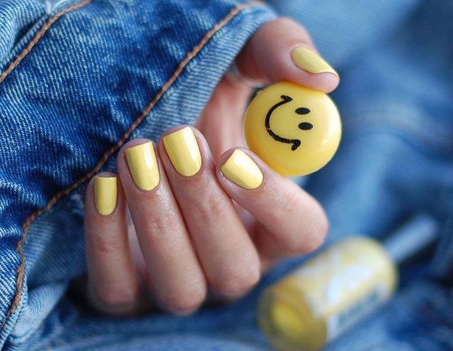 Sally Hansen - This Daisy Dukes shade sure puts a smile on our face ☺️ (💅: @sonnelulak)