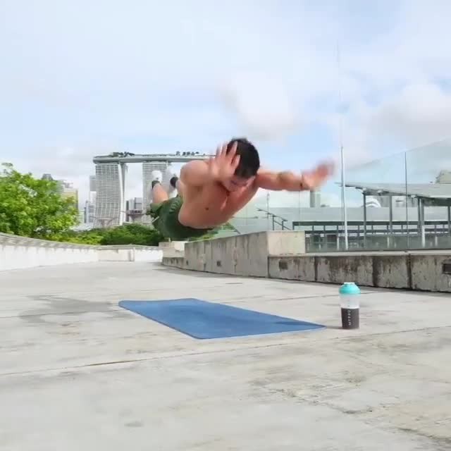 Myprotein Russia 🇷🇺 - Варианты отжиманий для подготовленных ребят от нашего амбассадора из Сингапура @dentabeast 💪 
.
#myprotein #myproteinru #отжимания #фитнес