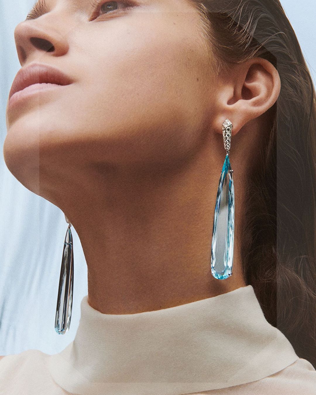 Boucheron - Bleu infini: « We wanted to freeze time, and capture the extremely elongated shape of a drop right before it drops »
Claire Choisne - Creative Director
#HighJewelry #BoucheronContemplation