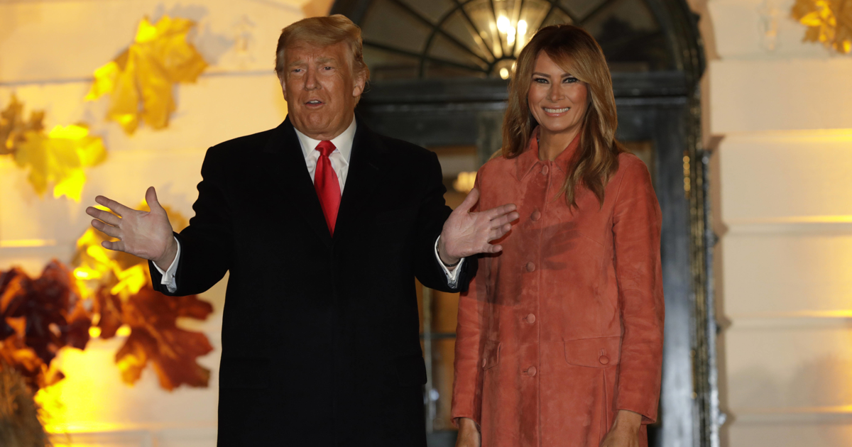 Мелания Трамп выгуляла люксовое пальто на мероприятии в Белом доме