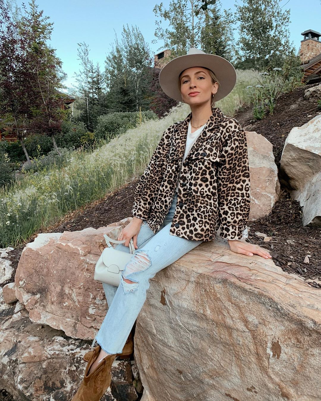 Sophie Elkus - Hi hello, I’m a mountain girl now 🦌🌿🐇 first little trip out of LA for some fresh air #summer2020 #mountains #utah #ootn
