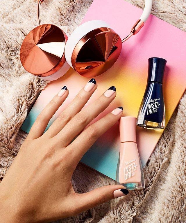 Sally Hansen - Dual-toned manis are perfect for those with color commitment issues 😅. Pair Petal Pusher and Midnight Drive for the best of both worlds 😍.