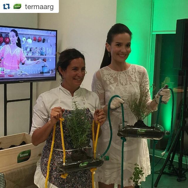 NataliaOreiro - #Repost @termaarg with @repostapp
・・・
#Reducir #Reutilizar #Reciclar, las #3R con #NataliaOreiro y @julianalopezmay en la presentación de la nueva #Pomelada #Terma 🍹