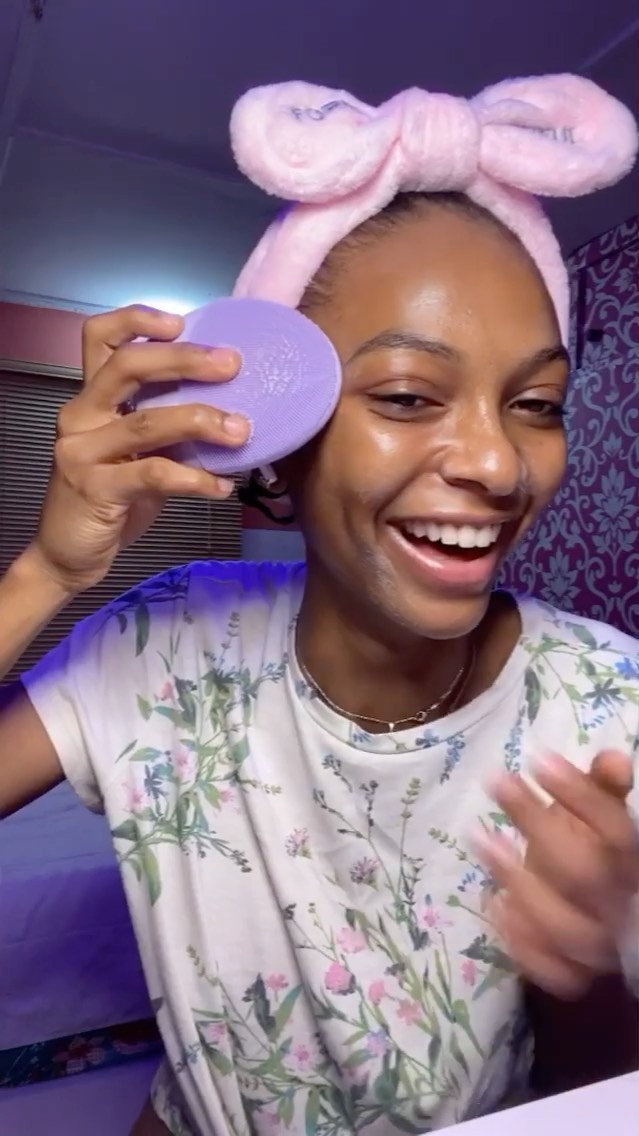 FOREO - Stressed skin? Well, @adeherself has a great solution to recommend 😃: "After a busy and stressful day, I give myself a revitalizing facial massage and bring back the glow with the amazing Luna...