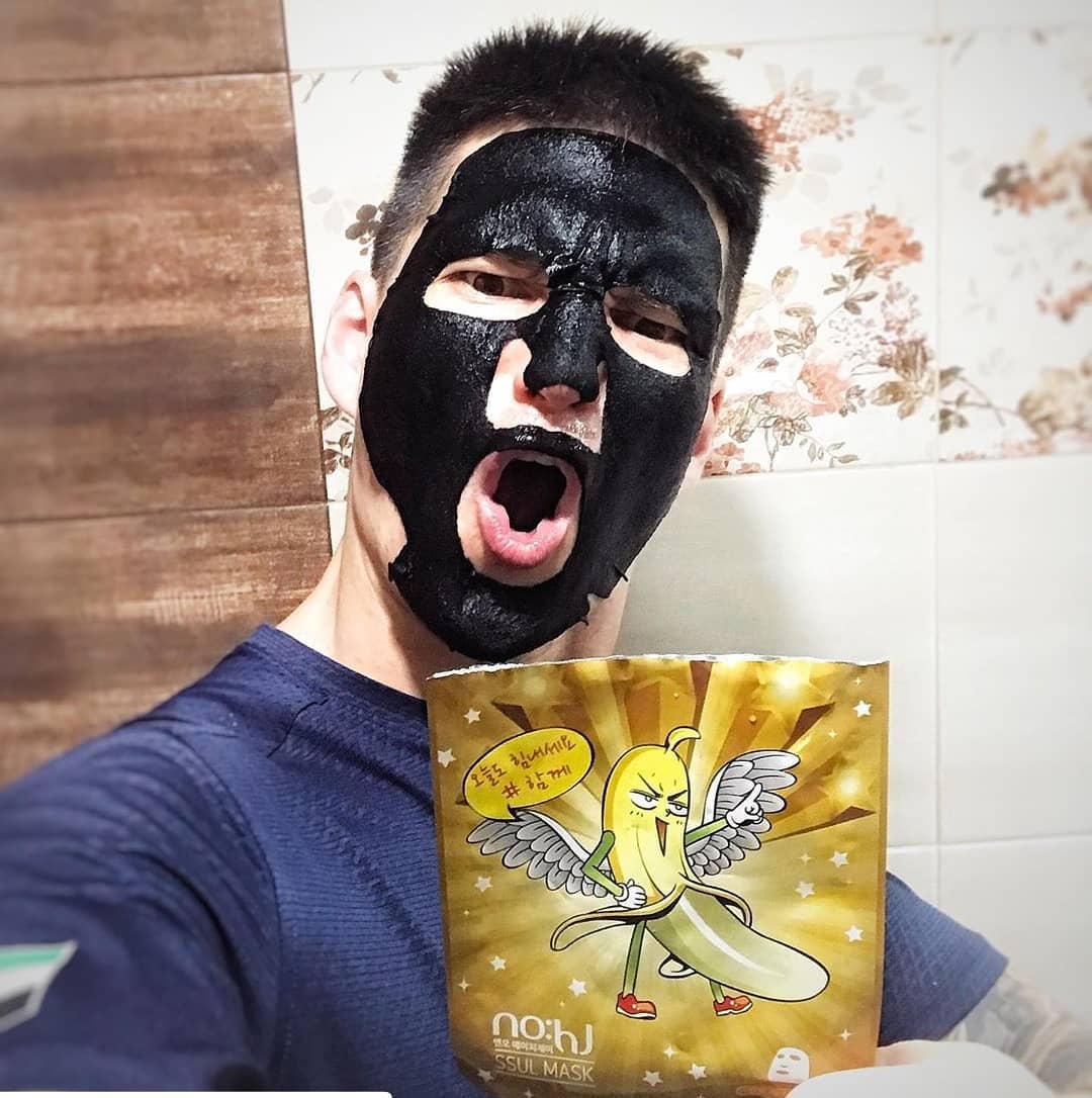 no:hj - #Repost @miss___care (@get_repost)
・・・
Когда муж выпросил маску, но с условием фотоотчета 😂😜
⠀
Кстати, сама по себе маска очень отличается по материалу от обычных тканевых)
⠀
“Сидит плотненько...