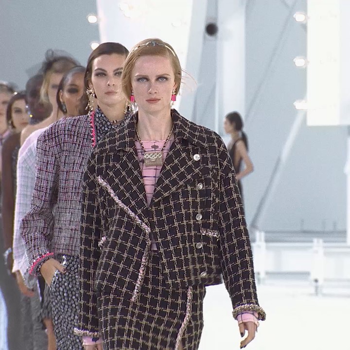 CHANEL - CHANEL shining bright — models joined Virginie Viard at the closing of the CHANEL Spring-Summer 2021 Ready-to-Wear show at the Grand Palais in Paris.

#CHANELSpringSummer #CHANEL #PFW @Le19M...