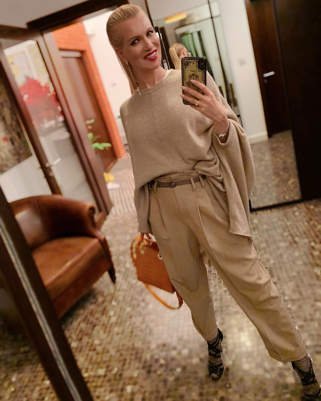 Олеся Судзиловская - А вот и осень в Москве!🍂🌧 Всем отличного настроения!😉💪🏼 #олесясудзиловская #актриса #olesyasudzilovskaya #actress #осень #fall #autumn