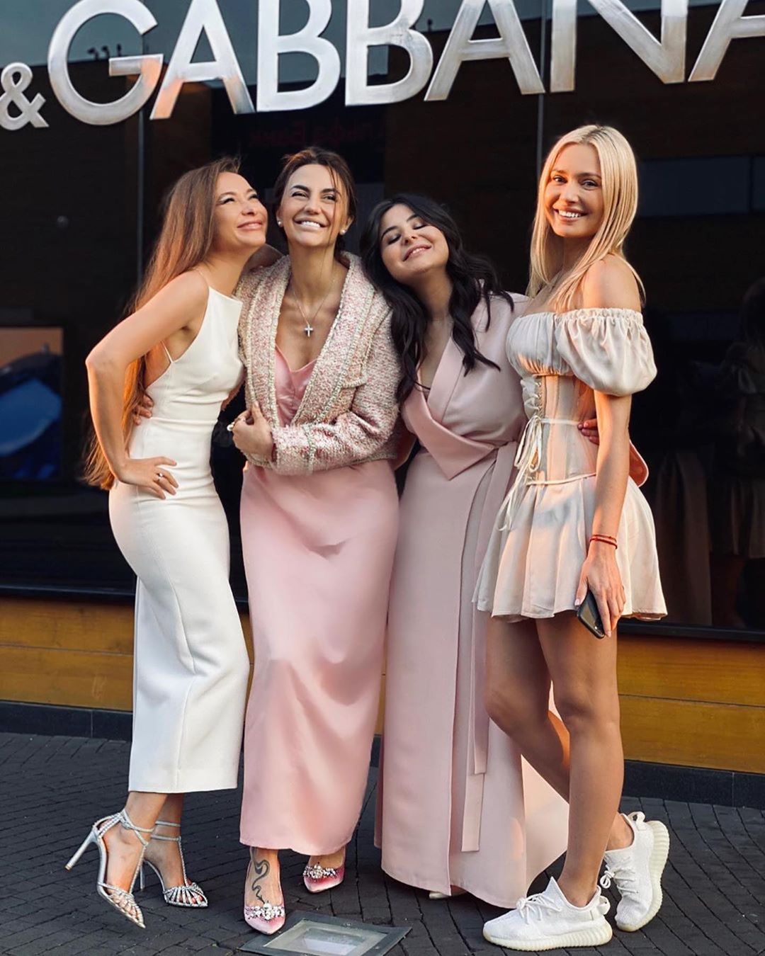 Natalia Rudova - 12.09.2020 @sarrrochka с Вашим прекрасным днем💓
Будьте счастливы!
Ну а мы с @sibireva_anastasia @viktoriadesyatnikova