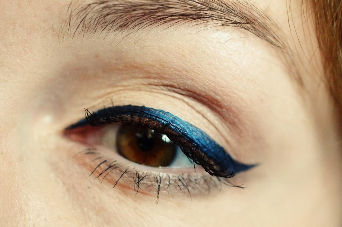 Eyeliner отзывы. Couture Eyeliner Yves Saint Laurent свотчи. Цветная подводка для глаз. Синяя подводка для глаз. Dear Eyes подводка.
