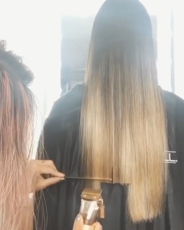 Sexy Hair® - Watch and learn 🎥⁣
#Repost @sienree ⁣
Blunt cut with @babylisspro_barberology gold FX clippers.⁣
I started the no elevation straight cut with the clippers to save time and then went in af...