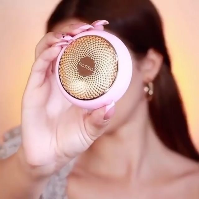 FOREO - Best way to start the day 💁⁣
⁣
Before @makeupandmemesblog does her summer make-up look, she likes to pamper her skin with UFO 2 + Make My Day Mask. This combo hydrates skin in an instant, lett...