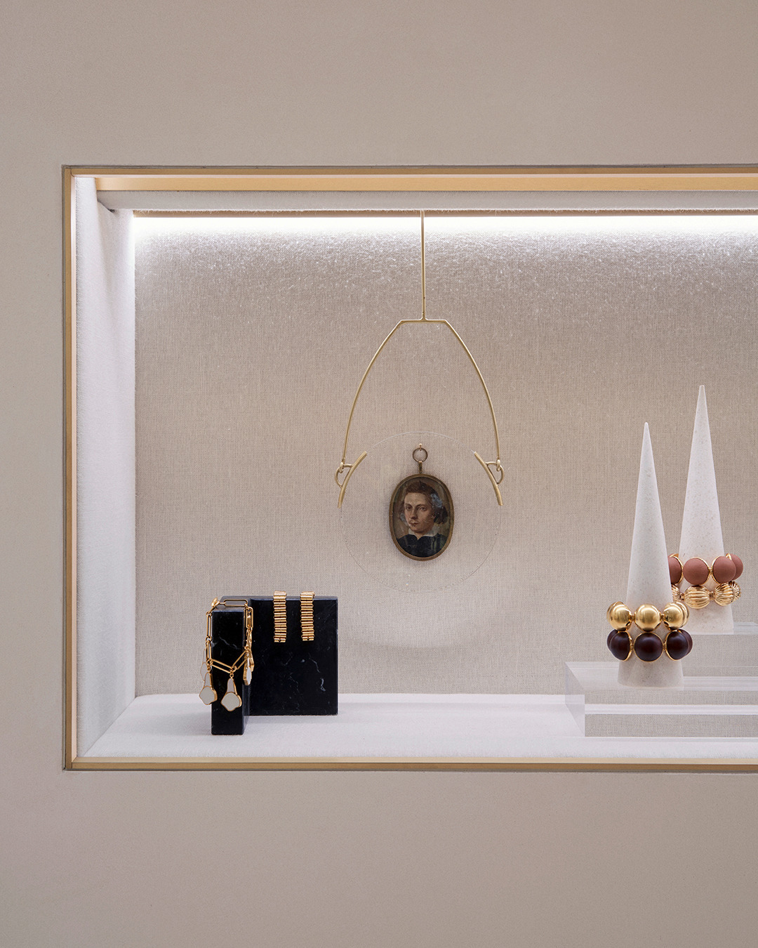 LOEWE - LOEWE opens on Munich’s Maximilianstraße.

An intimate environment on a large scale, products are interspersed with pieces of art, craft and design curated by @Jonathan.Anderson.

#LOEWE #LOEW...