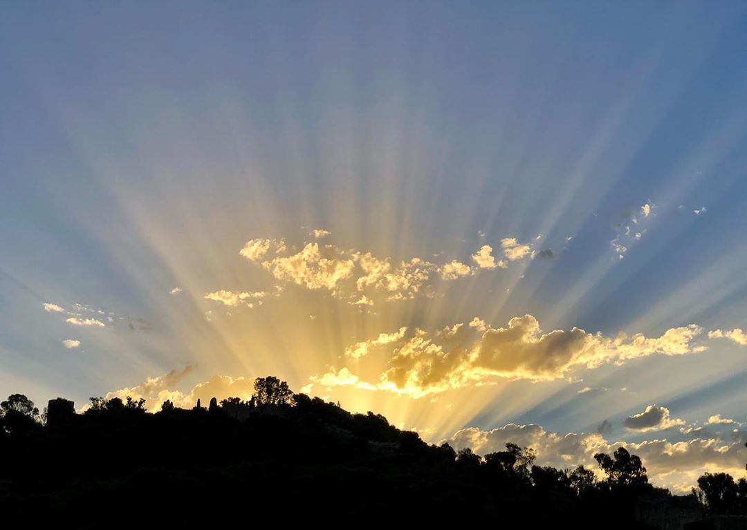 Antonio Banderas - Today I saw the sunrise from my bedroom window. This is how it dawns in #Malaga.
~~~

Hoy he visto amanecer desde la ventana de mi dormitorio. Así amanece en Málaga.
___
#sunrise...