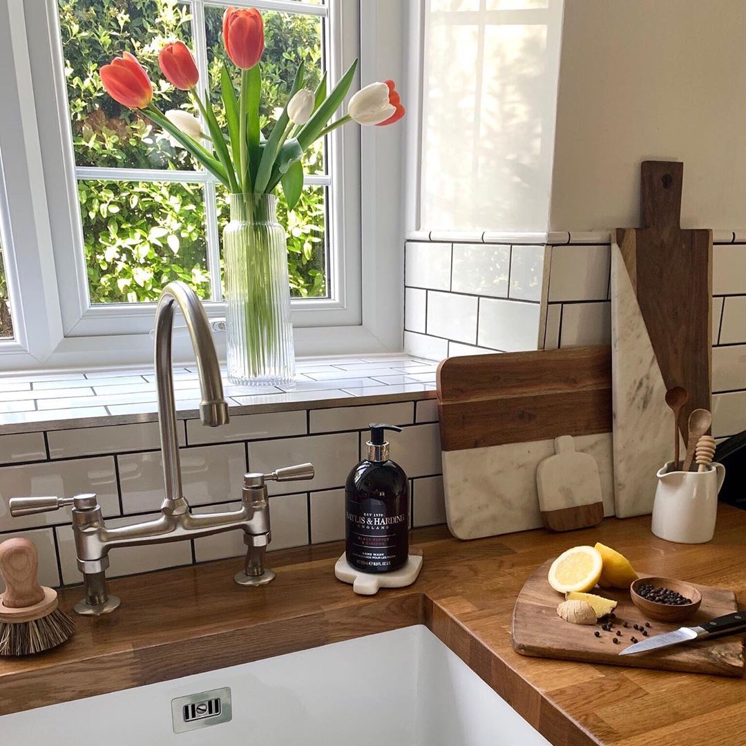 Baylis & Harding - Add a touch of style to your kitchen or bathroom sink with our Signature Black Pepper & Ginseng hand wash. This is one of our favourite sophisticated and timeless classic hand washe...