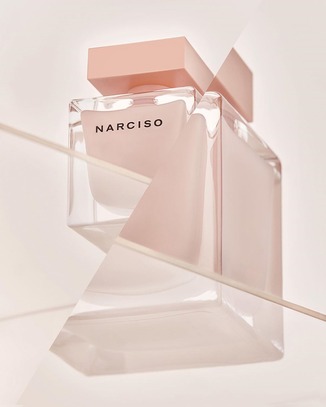 narciso rodriguez - NARCISO eau de parfum poudrée embodies the delicate art of seduction.
#NARCISO #poudree #narcisorodriguezparfums #parfum #fragrance